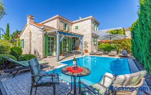 Maravillosa villa con piscina, barbacoa y terraza | Admite mascotas - Image 1