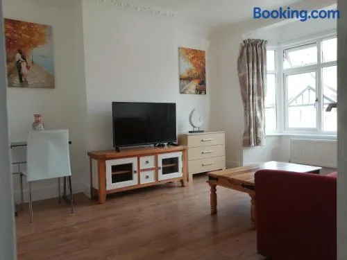 Lovely 3 Bedrooms Flat Near Romford Station With Free Parking - Image 1