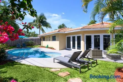 Stunning 4 Bedrooms House with Pool 6 minutes to the Ocean - Image 1