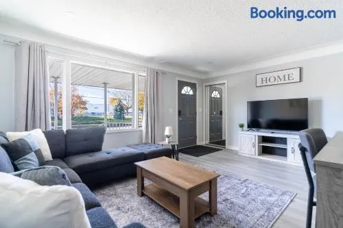 Bright 2BR Home Near Airport & Shops - Image 1