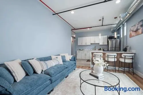 Near Brookfield Zoo - King Bed - Sleeps 7 - Image 1