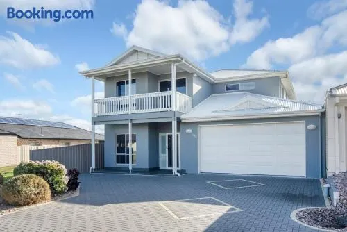 Isla Bonita - Pet Friendly - Not Fully Fenced - No Linen Included - Image 1