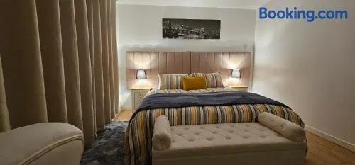 Glebe House - 2 Bedroom Luxury House that sleeps 6, with Free Private Parking, Easy Access to City Centre, and Near the Motorway - Image 1