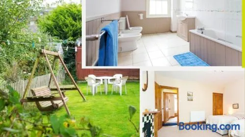 3 bed rooms 2 en-suite - spacious with 90sqm garden - self check in - pet friendly - Central, near beach - Image 1