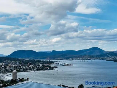 Panoramic Harbour Views Spacious 3BR in Sandy Bay with parking - Image 1