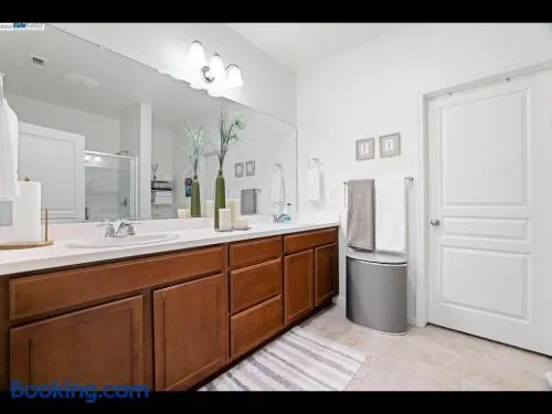 Spacious beautiful home perfect for groups and families - Image 1