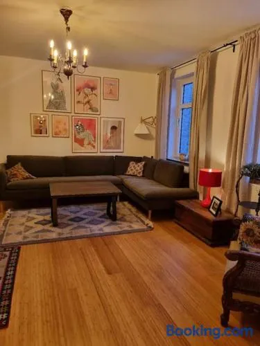 Pæn central lejlighed med gratis parkering - Image 1
