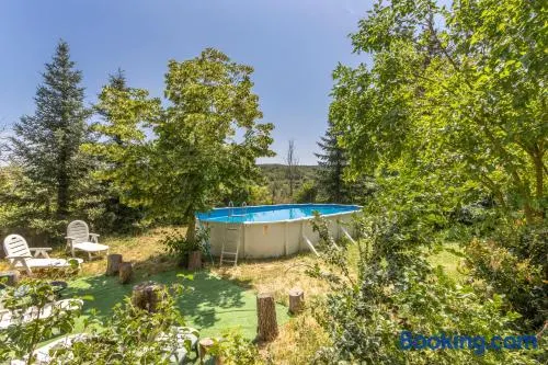 Maison de vacances entièrement équipée avec piscine privée, barbecue et internet haut débit | Vue jardin - Image 1