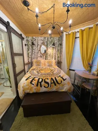 Luxurious Bedroom with Private Entrance & En-suite Bathroom - Image 1