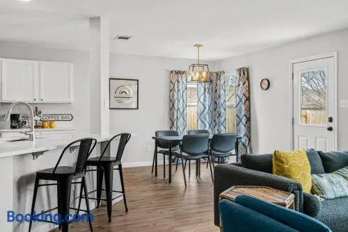 Modern, family friendly home w garage, huge yard! - Image 1