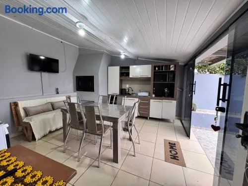 Casa de Fundos com 2 QuartosWi-fi e Estacionamento - Image 1