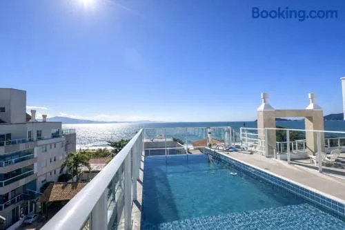Luxo e exclusividade - Apartamento a 30m da praia da Cachoeira Floripa - Image 1