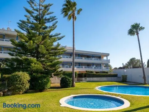 Apartamento con jardín privado, gran terraza y dos piscinas, en Playa de LaMora, Tarragona, familiar y tranquilo, reserva natural Bosque de la Marquesa con playas naturales, cerca de Altafulla, con parking, Wifi, Netflix - Image 1