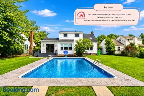 4 Bedroom Pool and Hot Tub Home Near Cleveland - Image 1