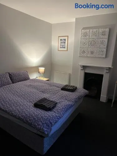 Luton Town House Near AIRPORT - Image 1