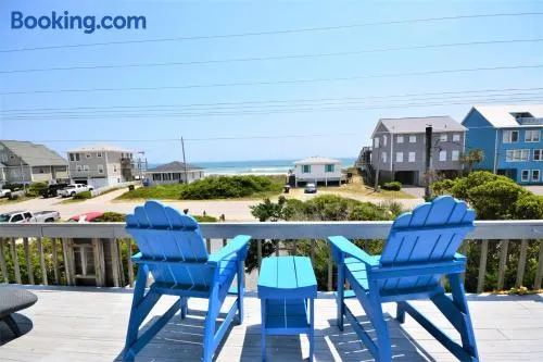 Ocean view 3-bedroom house in Surf City, perfect for up to 8 guests. - Image 1