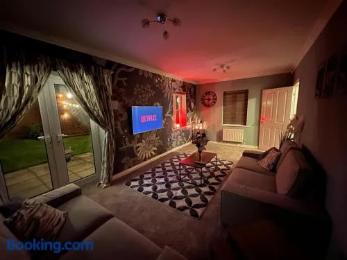 Cosy detached 3-bed, free parking, near Manchester - Image 1