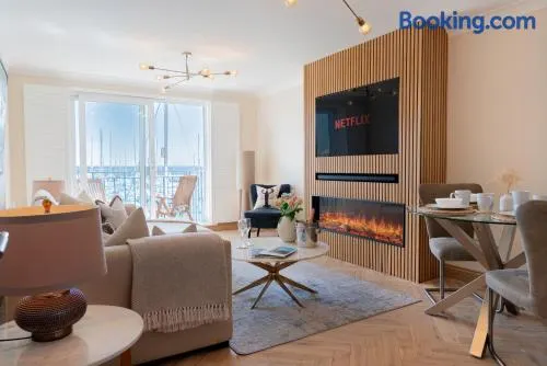 Stunning modern space with harbour views & free parking - Image 1