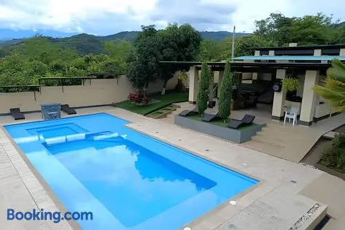 Reserva tu casa rodeada de naturaleza en Anapoima - Image 1