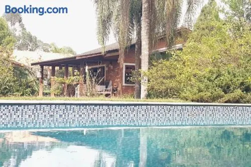 Linda Chácara em Condomínio com Piscina Climatizada, 5 Quartos, Churrasqueira e Muita Natureza a 40 Min de SP - Image 1