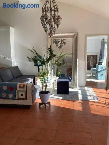 Relaxing Retreat, 900m walk to shops & restaurants - Image 1