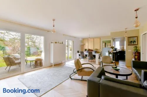 EXIGEHOME-Comme une maison avec jardin et parking privé - Image 1