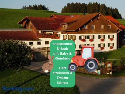Ferienhof Eger - entspannter Urlaub mit Baby & Kleinkind - wahlweise top modern oder günstige Fewos - ruhig am Ende der Straße - Kälbchen füttern - Traktor fahren - Freie Fahrt mit den Hörnerbahnen in Sommersaison - E-Ladestation - E-bike Verleih ab Hof - Image 1