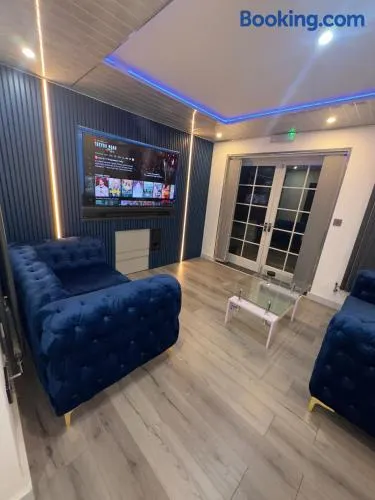 Luxxe House with Hot tub and Pool table - Image 1