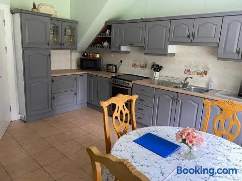 Countryside escape, 4 bedroom, 8 single beds, free parking & wifi near new walkway - Image 1