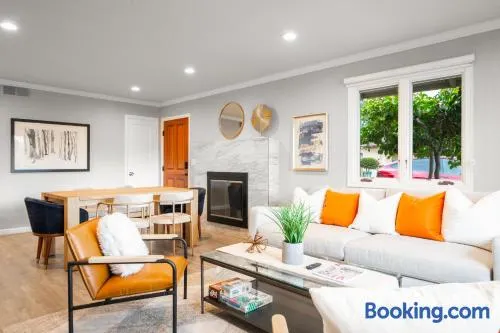 4BR Lux Los Gatos Home: Style & Comfy - Image 1