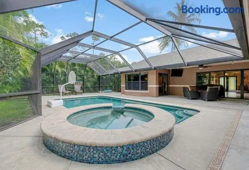 Elegant, 4 BDR house with a pool and BBQ - Image 1