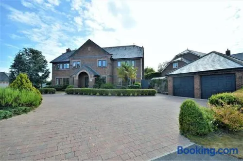 Lavish4Bed Mansion in Warrington - Image 1