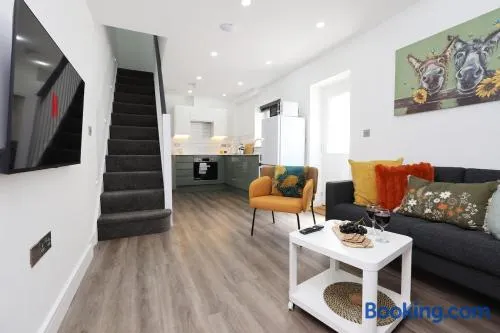 The Penarth Retreat - Modern 2-Bed Apartment! - Image 1
