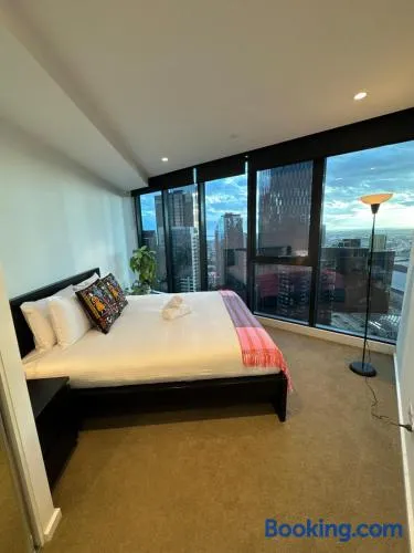LvL 40 Skyline 2BR Balcony Epic Melbourne Views Free Parking - Image 1