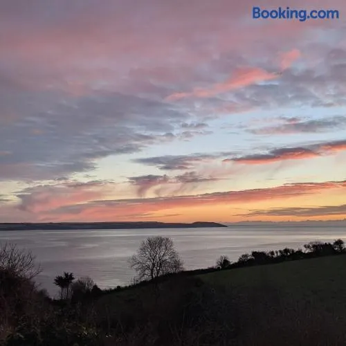 Seaside Holiday Cottage Near Beach - Image 1