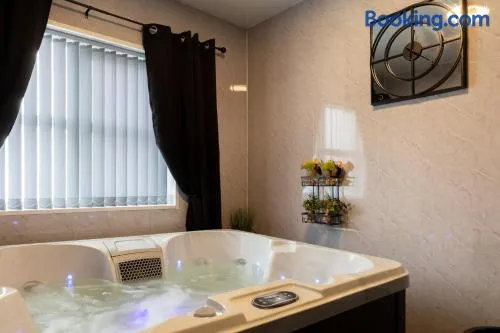 Getaway Accommodation with Pool Table and Jacuzzi! - Image 1