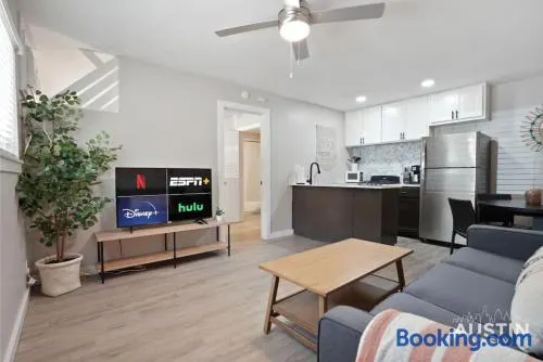 Indulge in Downtown Austin Apt Near Zilker Park - Image 1