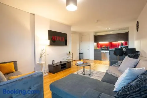 Spacious 2-Bedroom City Centre Apartment with Ensuite - Image 1
