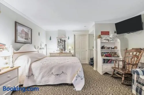 Quiet Getaway with Queen Bed & Wi-Fi - Image 1