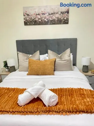 Luxury 1-Bedroom Apartment in Fourways-Sandton with FREE Gym, swimming Pool and Restaurant - Image 1