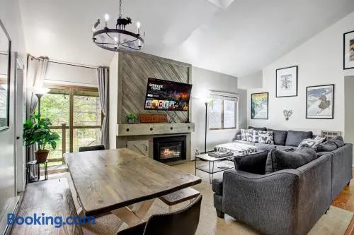 Luxury 2 Bedroom Condo with Pool Hot Tub and Sauna - Image 1