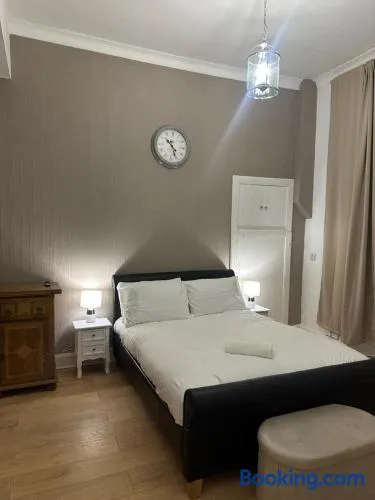 Edinburgh City Centre Double Room with Garden - Image 1