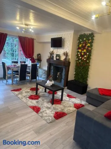 Flourish 3-bedrooms house, 2 bathrooms with WiFi & Netflix - Image 1