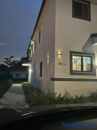 Welcome to Miami! JACUZZI SLEEPS 11 - Image 1