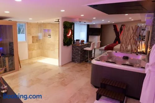 Loveroom de charme avec jacuzzi et sauna - Image 1
