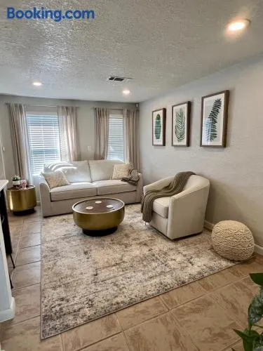 Beautiful Bungalow - Image 1