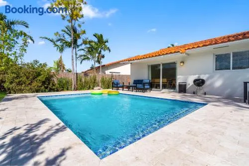 6BR 3BA Heated Pool Miami Vacation - Image 1