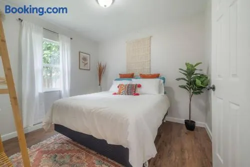 BOHO Suite! Near Downtown and Foodie Hotspots - Image 1
