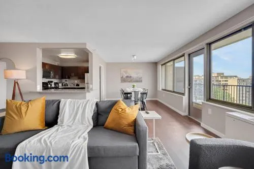 Boutique DCA Unit-Sleeps 7-Free Parking-Great Spot - Image 1