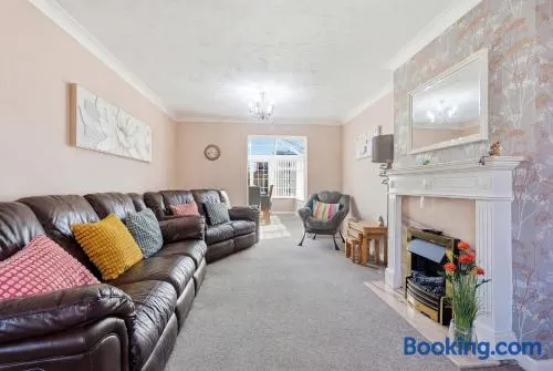 Silver Seas Coastal Home Sleeps 6 Parking Dog Friendly Near The Naze - Image 1